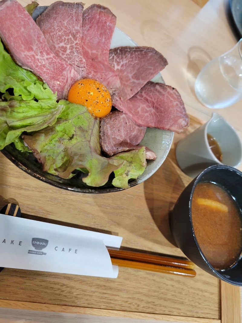 ローストビーフ丼とチキン南蛮の写真